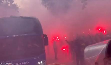 قبل انطلاق المباراة.. مشجعو برشلونة يهاجمون حافلة فريقهم! (فيديو)