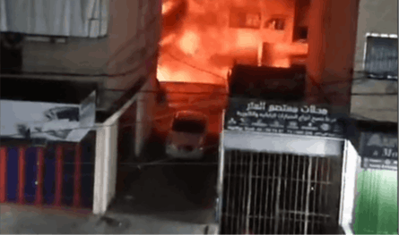 احترقت بالكامل.. انفجار سيارة في طرابلس (فيديو)