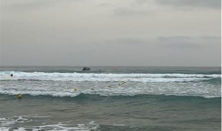 على شاطئ جبيل.. كادوا أن يفقدوا حياتهم بسبب الأمواج (صور)