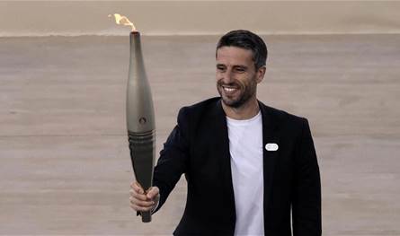 اليونان تسلّم الشعلة الأولمبية للمنظمين الفرنسيين