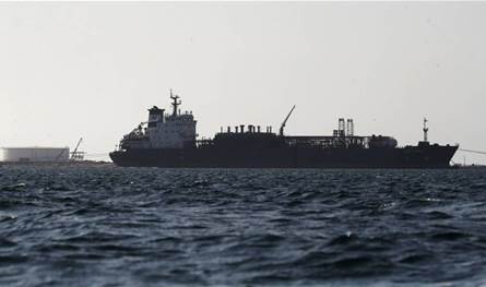 أضرار جرّاء عمل صاروخي أصاب سفينة في اليمن