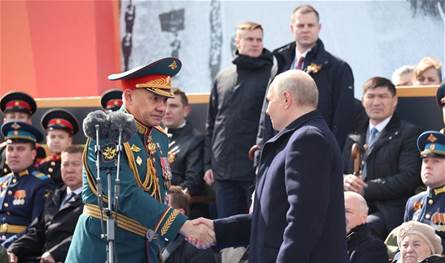 في خضم الحرب بأوكرانيا.. لماذا أقال بوتين وزير دفاعه؟