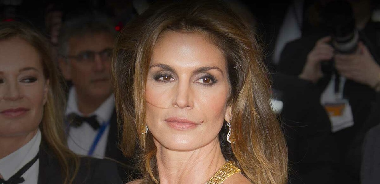 Cindy Crawford shares rare photo with Princess Diana from “The Crown” – Instagram post goes viral