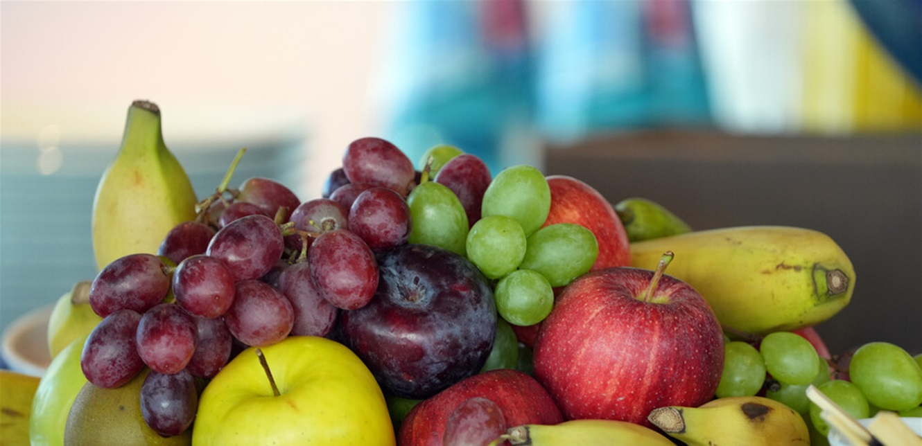 ما خطورة إفراط كبار السن في تناول الفاكهة؟