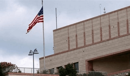 هجومٌ خطير على السفارة الأميركية في بيروت.. معلومات تكشف ما حصل (صور)