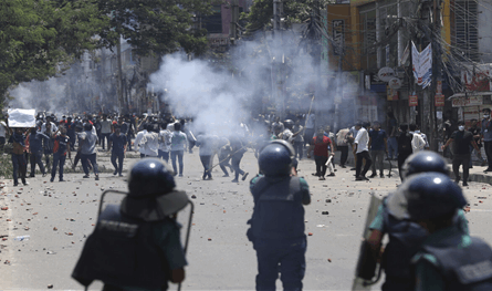 توتر في بنغلادش.. أعمال شغب وتخريب وإصابة أكثر من 100 شرطي (صور وفيديو)