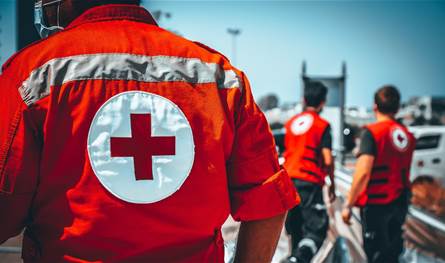 الصليب الأحمر اللبناني.. صمود لا حدود له وسط الأزمات والحروب