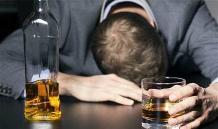 شرب الكحول مرتين في اليوم يزيد من خطر الإصابة ببعض أنواع السرطان.. دراسة تشرح