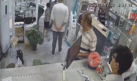 فيديو يُوثّق إعتداءً وحشيّاً على صيدليّة.. إمرأة وأبناؤها هاجموا الموظفين بالأسلحة البيضاء
