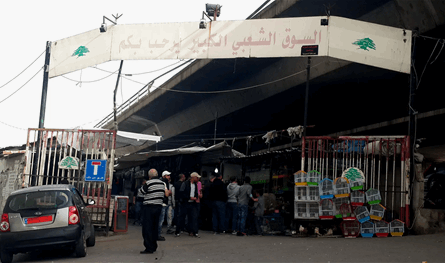 بالجرم المشهود توقيف شخصين في &quot;سوق الأحد&quot;.. هذا ما كانا يبيعانه